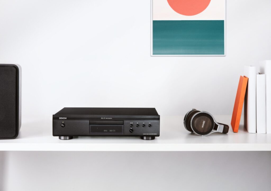 Denon DCD-600NE- built to close the gap 2 DCD-600NE CD Player lifestyle (Front)