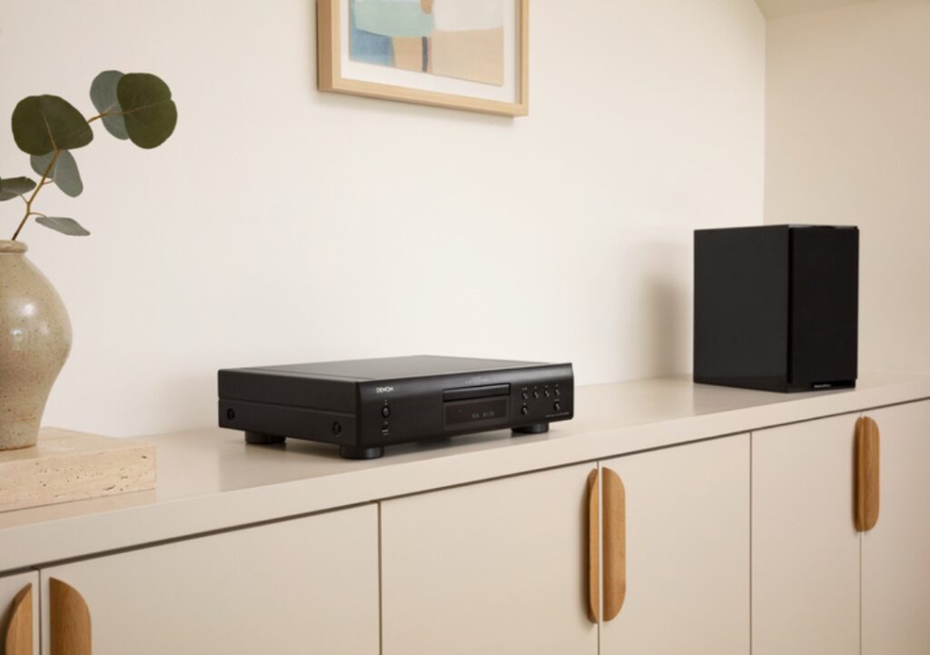 Denon DCD-900NE CD Player: Why Dedicated CD Playback Still Matters in the Age of Streaming 1 Denon DCD900NE CD Side