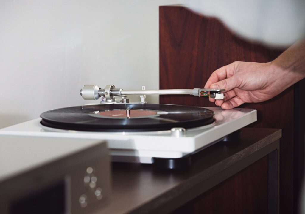Buying Your First Turntable? Here's Why the Denon DP400 is the right choice 2 Denon DP400 Lifestyle (White)